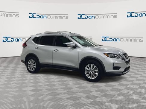 Used 2020 Nissan Rogue SV FWD image 2
