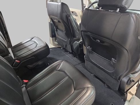 Used 2023 Chrysler Pacifica Touring-L image 12