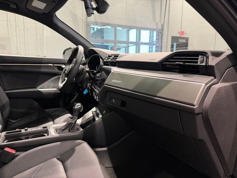 Used 2025 Audi Q3 2.0T Premium image 30