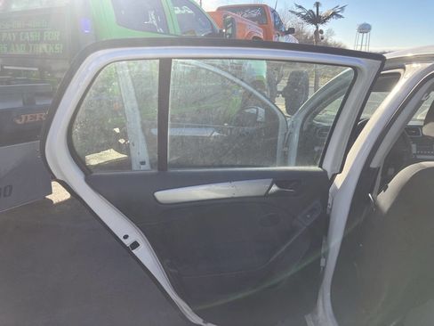 Used 2010 Volkswagen Golf 4-Door image 18