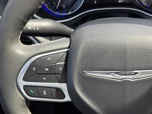 Used 2025 Chrysler Pacifica Select FWD image 16
