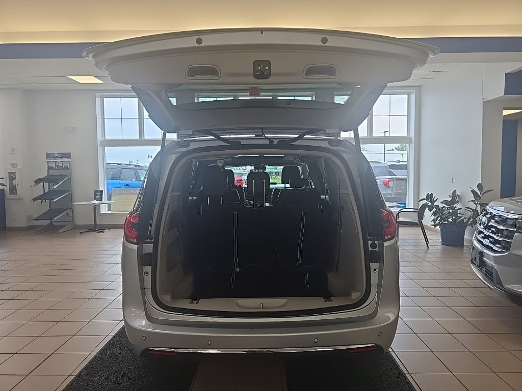 Used 2024 Chrysler Pacifica Limited FWD image 36
