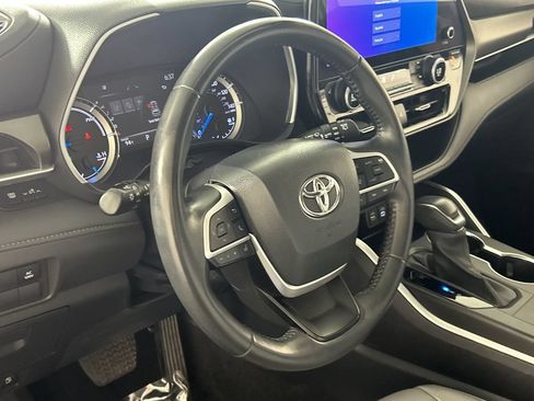 Used 2023 Toyota Highlander Bronze Edition FWD image 14