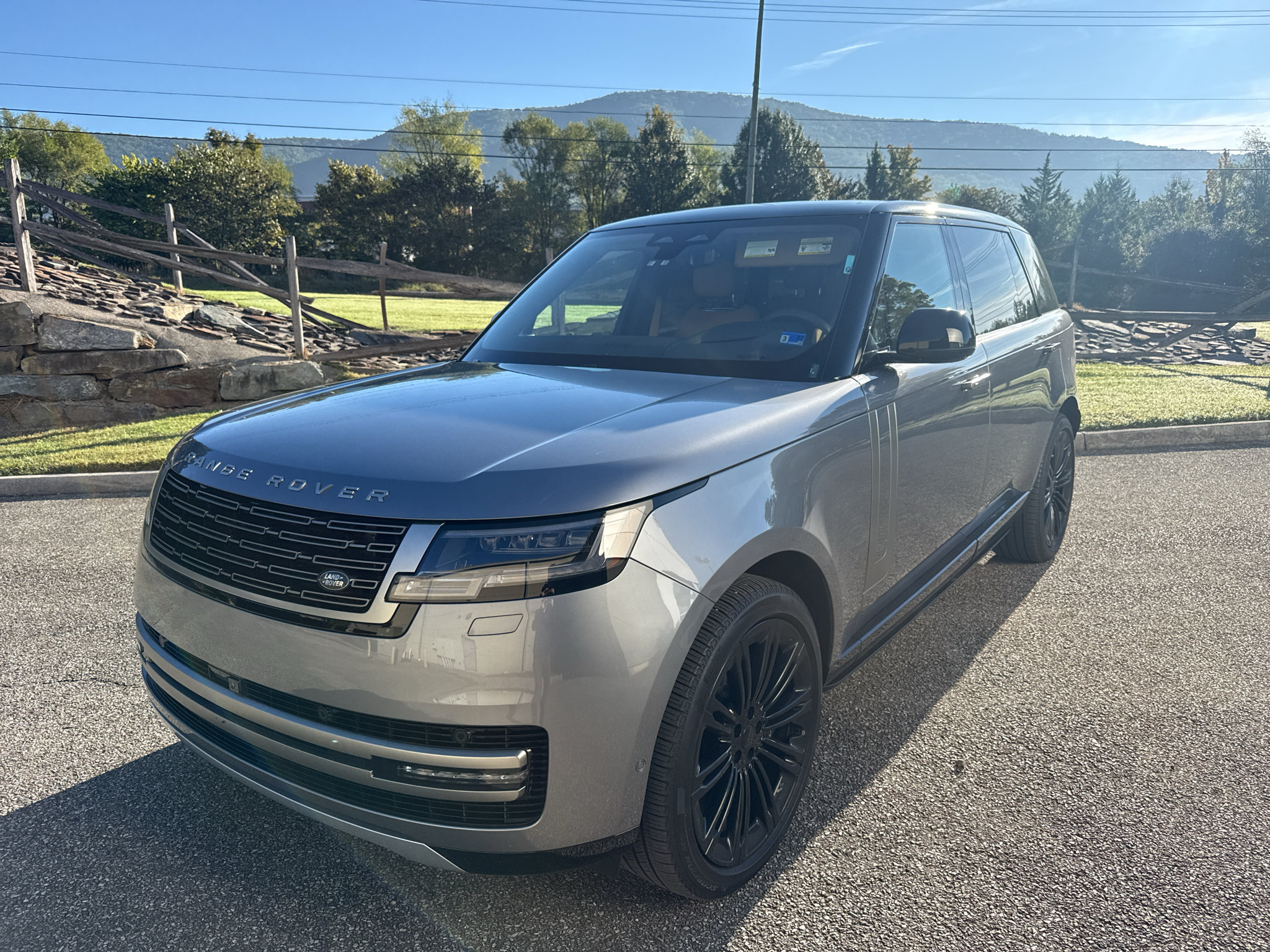 Used 2026 Land Rover Range Rover Long Wheelbase SE AWD/4WD image 1