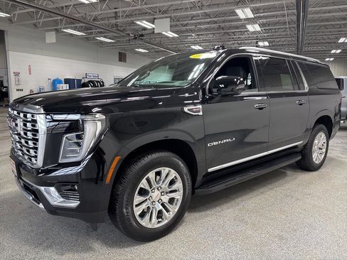 Used 2025 GMC Yukon XL Denali image 3