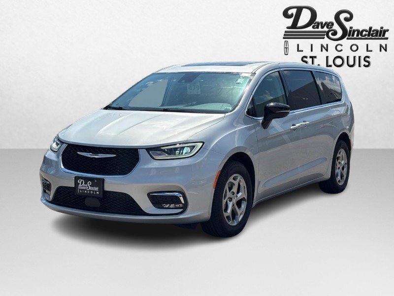 Used 2024 Chrysler Pacifica Limited w/ Trailer Tow Group AWD/4WD image 7