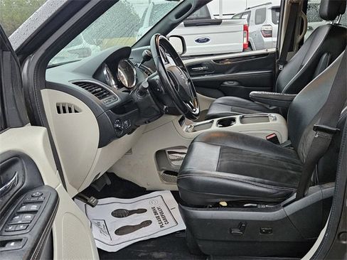 Used 2019 Dodge Grand Caravan SXT image 5