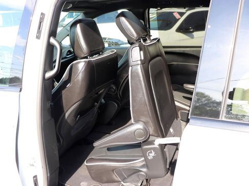 Used 2025 Chrysler Pacifica Limited FWD image 29