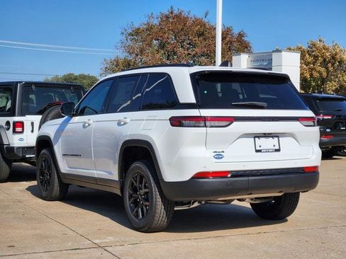 New 2025 Jeep Grand Cherokee Altitude image 4