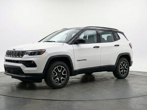 Used 2025 Jeep Compass Trailhawk AWD/4WD image 2