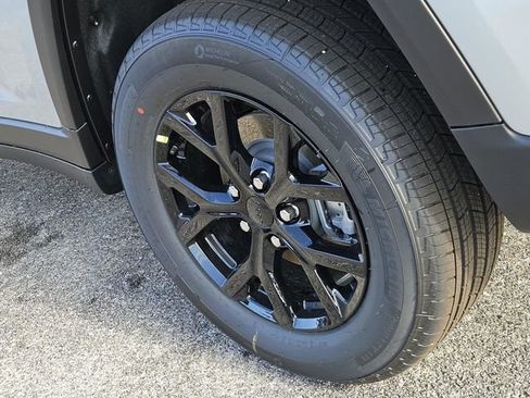 New 2025 Jeep Grand Cherokee Laredo image 9