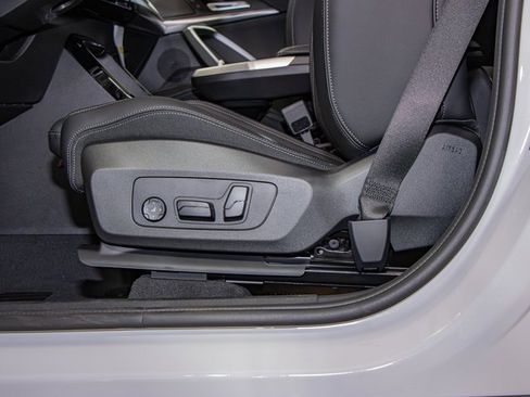 Used 2025 BMW X1 xDrive28i w/ Technology Package image 16