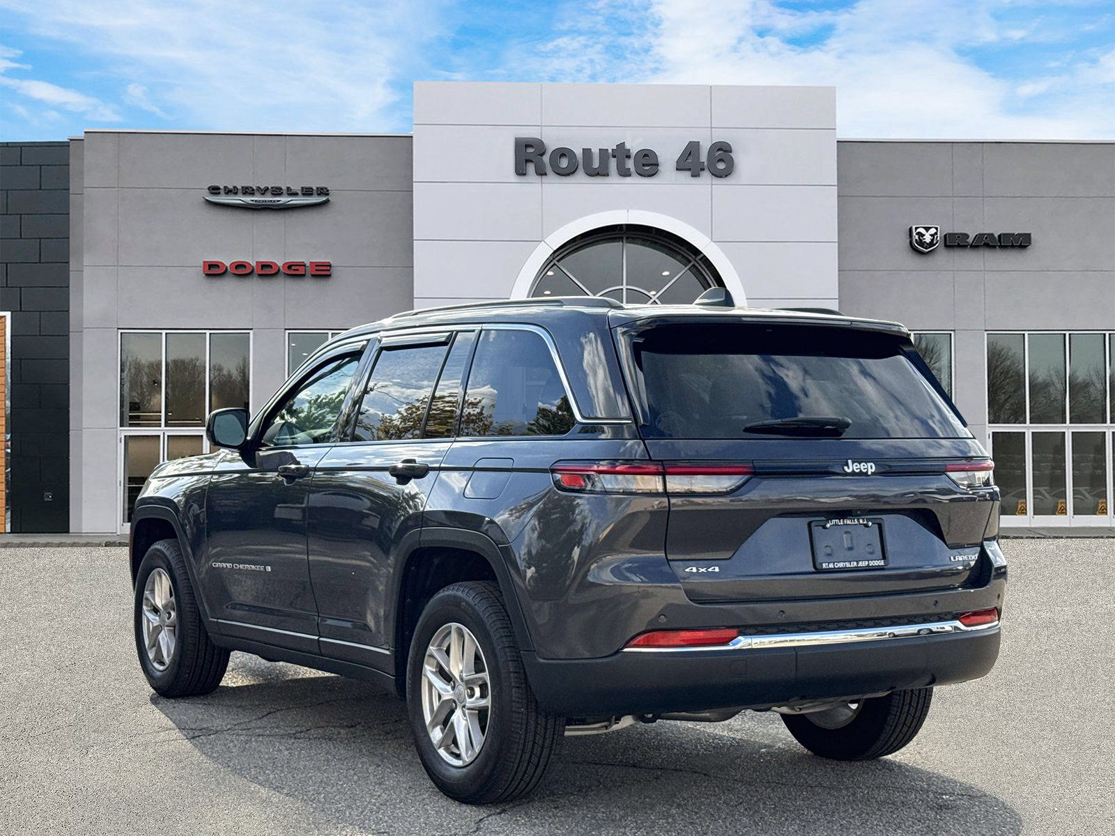 Used 2025 Jeep Grand Cherokee Laredo X w/ Luxury Tech Group I AWD/4WD image 4