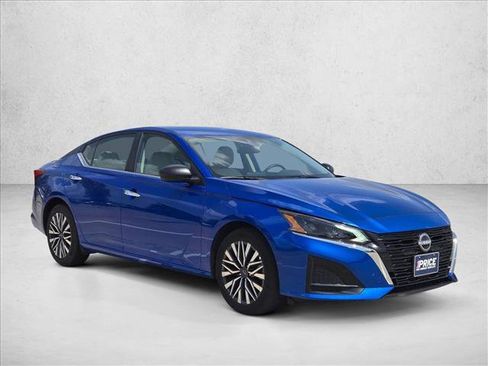 Used 2025 Nissan Altima 2.5 SV FWD image 3