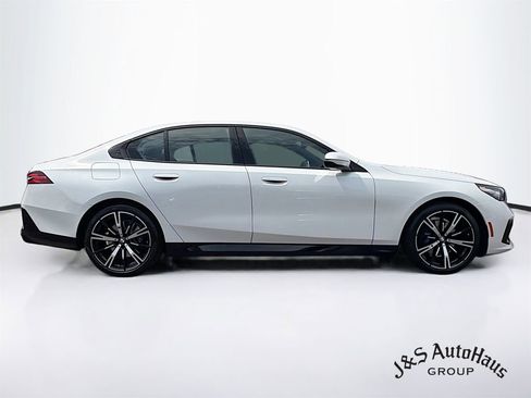 Used 2026 BMW 530i xDrive w/ M Sport Package AWD/4WD image 8