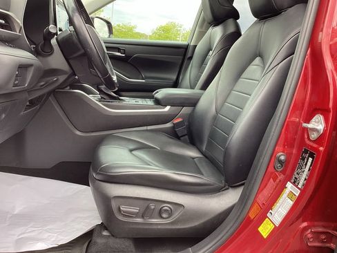 Used 2021 Toyota Highlander XLE AWD/4WD image 16