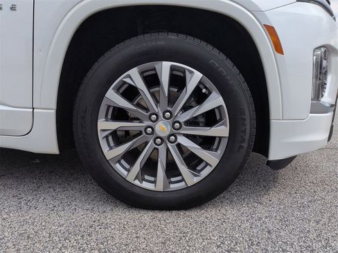 Used 2023 Chevrolet Traverse Premier image 11