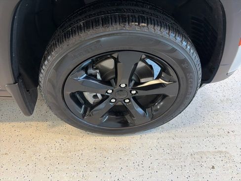 Used 2024 Jeep Grand Cherokee L Limited w/ Black Appearance Package image 10