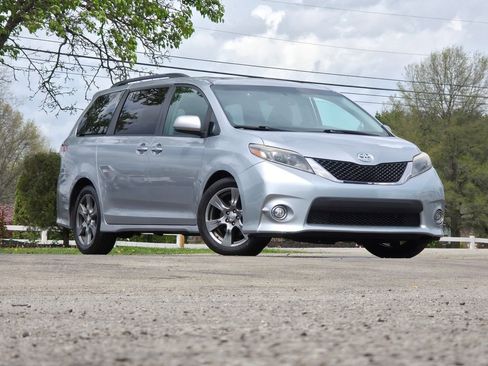 Used 2017 Toyota Sienna SE Premium image 1