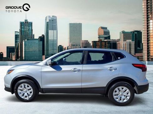 Used 2019 Nissan Rogue Sport S image 2