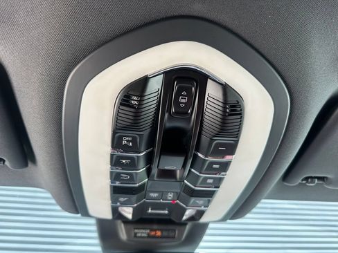 Certified 2023 Porsche Macan AWD/4WD image 27