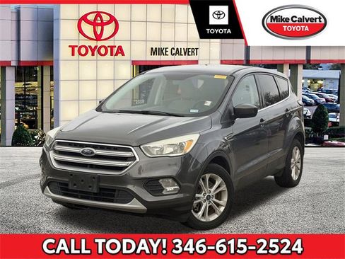 Used 2017 Ford Escape SE image 1