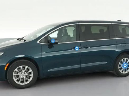 Used 2025 Chrysler Pacifica Limited image 1