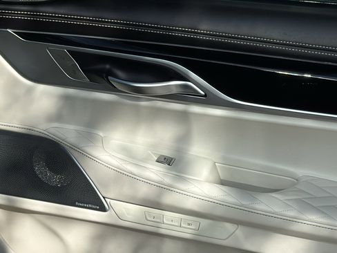 Used 2020 BMW 745e xDrive image 31