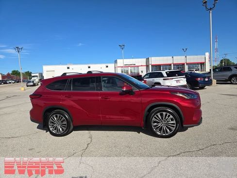 Used 2021 Toyota Highlander Platinum AWD/4WD image 2