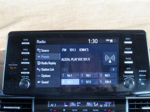 Used 2021 Toyota Sienna Limited image 26