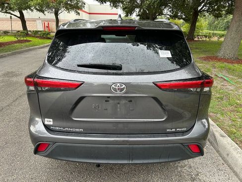 Used 2022 Toyota Highlander XLE AWD/4WD image 5