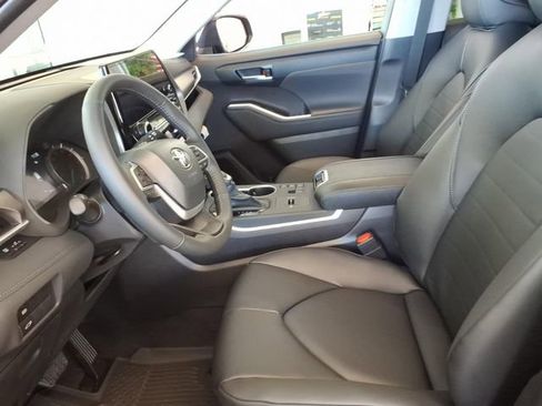 New 2026 Toyota Highlander XLE image 11