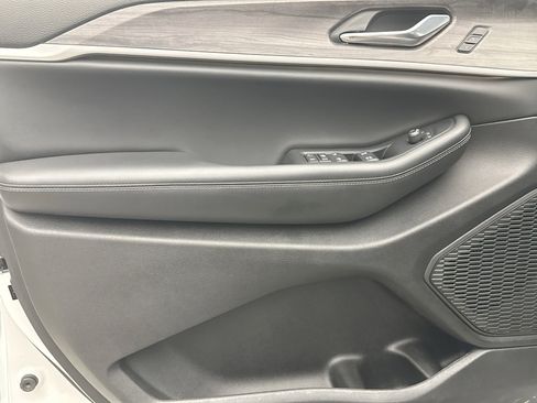 Used 2023 Jeep Grand Cherokee Limited image 9