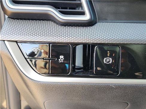 Used 2025 Kia Sportage LX image 20