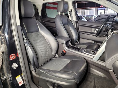 Used 2017 Land Rover Discovery Sport SE image 19