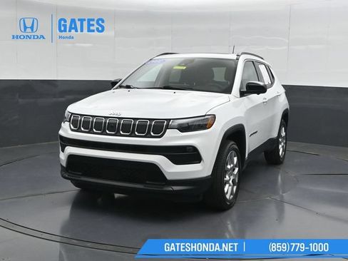 Used 2022 Jeep Compass Latitude w/ Sun and Sound Group AWD/4WD image 5