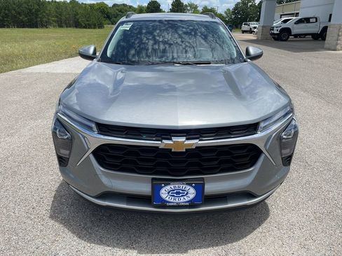 Used 2025 Chevrolet Trax LT w/ LT Convenience Package FWD image 8