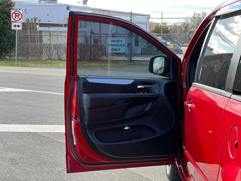 Used 2014 Dodge Grand Caravan SXT w/ UConnect Hands-Free Group FWD image 25