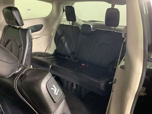 Used 2023 Chrysler Pacifica Touring-L image 32