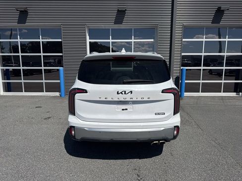 Used 2023 Kia Telluride EX w/ EX Captain's Chair Package FWD image 3