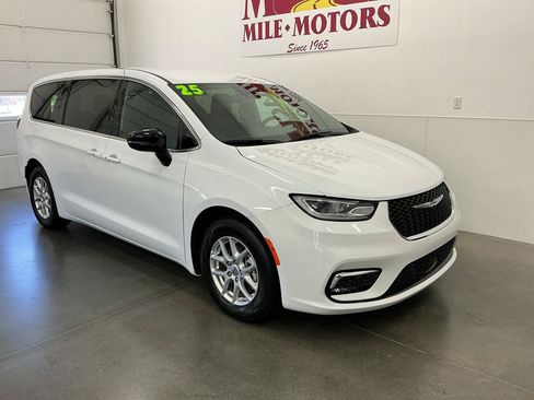 Used 2025 Chrysler Pacifica Select FWD image 1