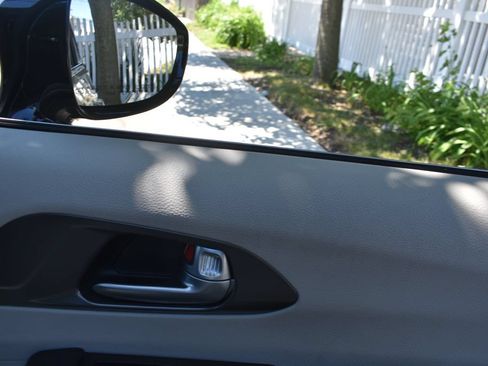 Used 2024 Chrysler Pacifica Touring-L FWD image 21