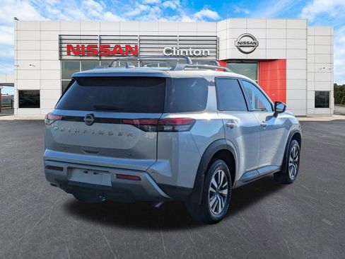 Certified 2024 Nissan Pathfinder SL image 3