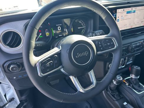 Used 2025 Jeep Wrangler Sahara image 37