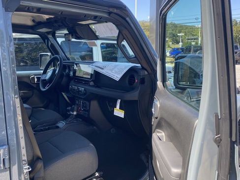 New 2025 Jeep Wrangler Rubicon w/ Technology Group image 27