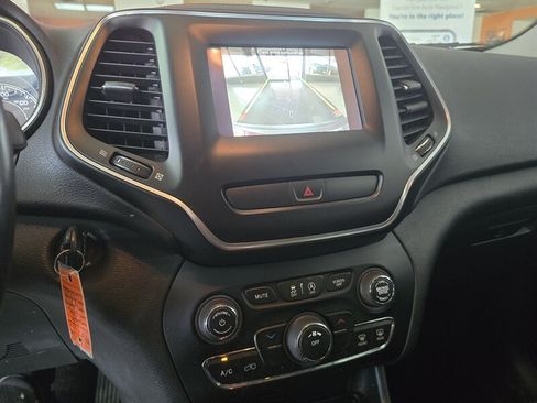Used 2019 Jeep Cherokee Latitude w/ Cold Weather Group FWD image 22