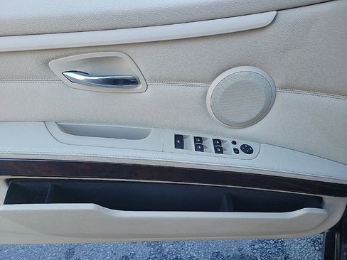 Used 2011 BMW 335i Convertible image 29