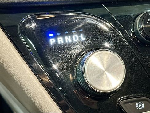 Used 2017 Chrysler Pacifica Touring-L image 17