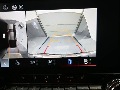 Used 2024 GMC Canyon AT4 w/ Technology Package image 18