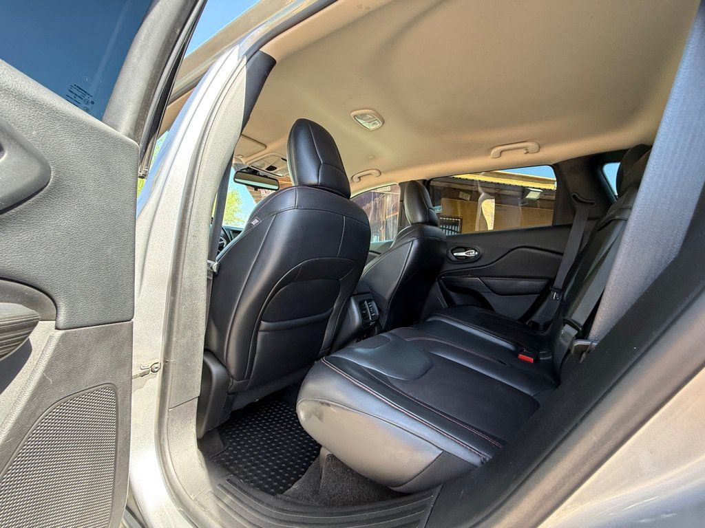 Used 2016 Jeep Cherokee Trailhawk w/ Cold Weather Group AWD/4WD image 17
